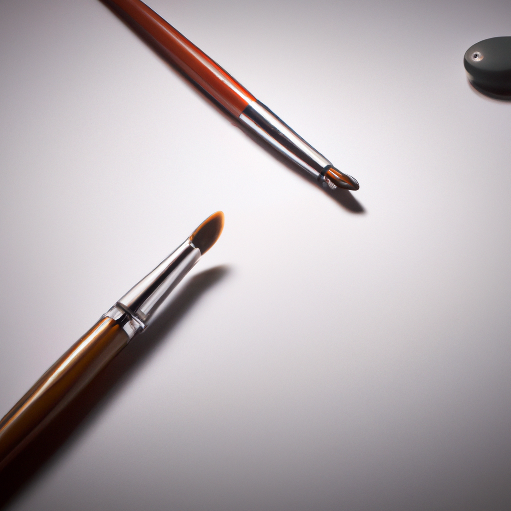 Mesa de trabajo minimalista para crear cómics: tablet de dibujo, cuaderno de bocetos, pinceles y tinta sobre fondo claro, estilo limpio y profesional